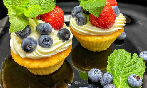 Творожные кап-кейки с лимонным кремом, свежей голубикой, клубникой и мятой