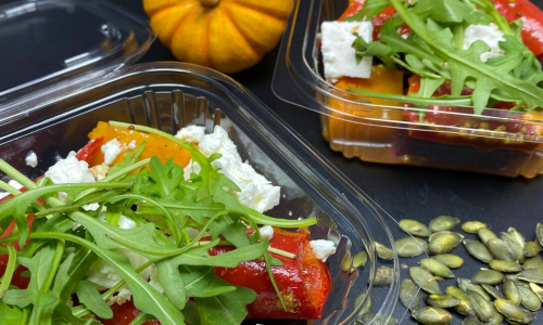 Салат с печеной свеклой, тыквой, болгарским перцем и сыром фета со свежей рукколой